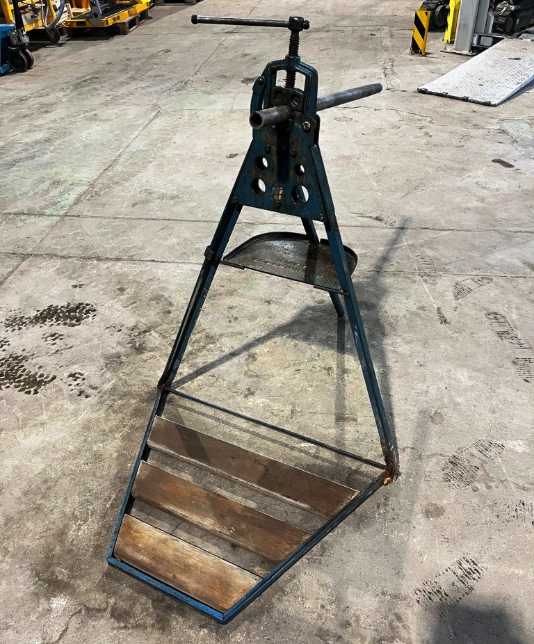 Pionier_klappbarer_rohrschraubstock klappbarer Rohrschraubstock aus Metal und Holz Farbe Blau