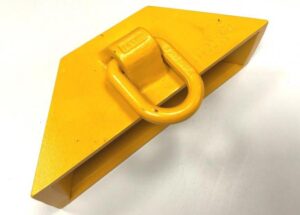 Eckheber gelb aus Stahl als Hebetasche für schwere Stahlplatten mit Anschlagring.