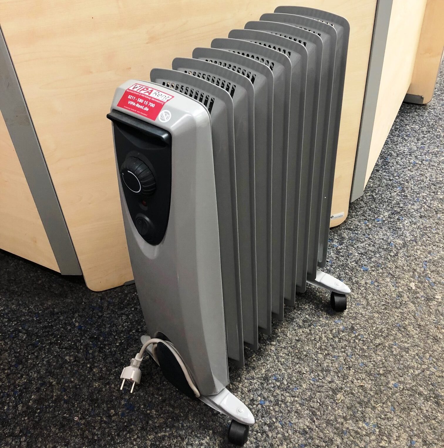 Rippenradiator Elektroheizer freistehend Innenraumeinsatz Elektro Heizkoerper Rippenradiator zur Miete für Buero und Wohnraeume in Duesseldorf